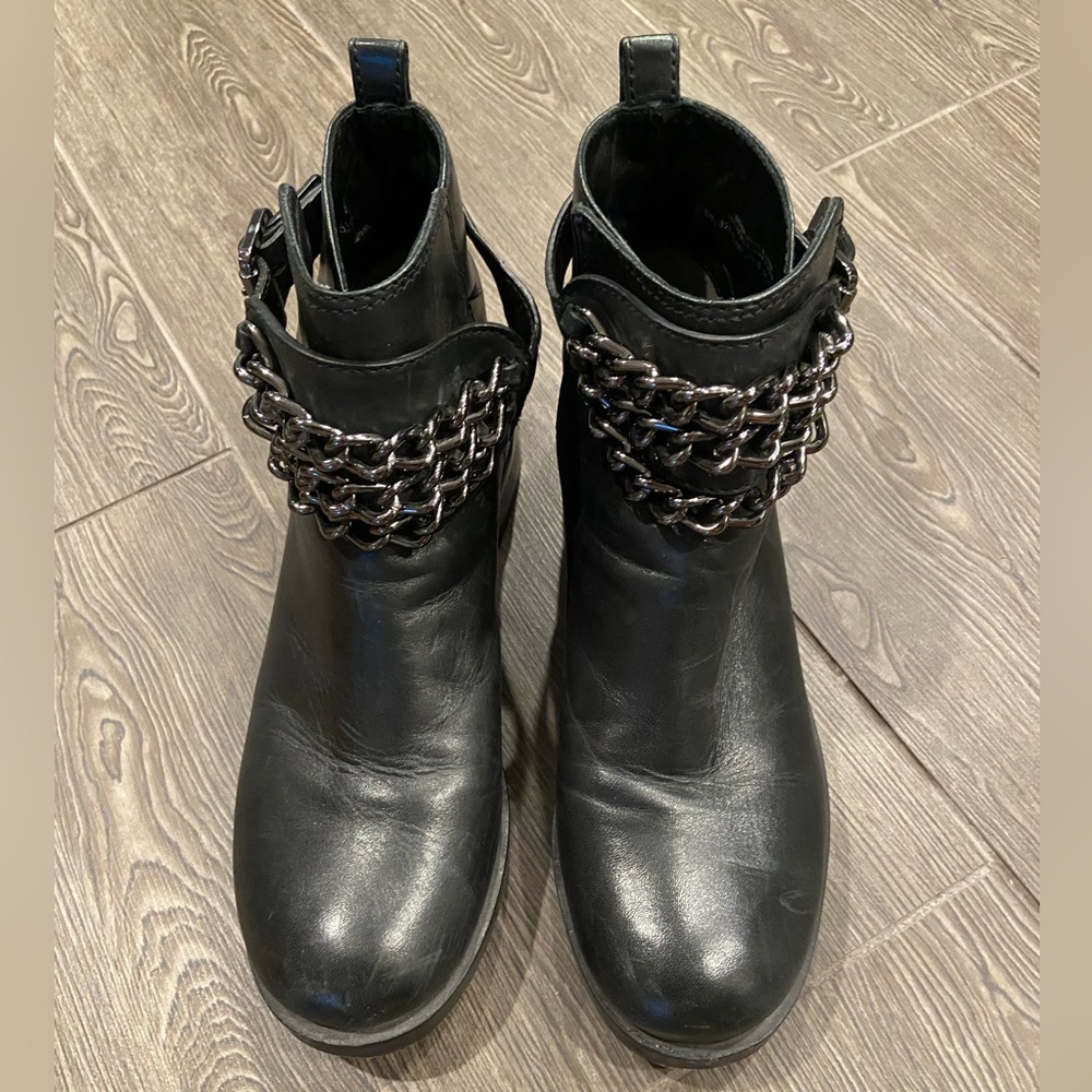Tory Burch Bloomfield Black Leather Chain Buckle Ankle Boots 8 1/2